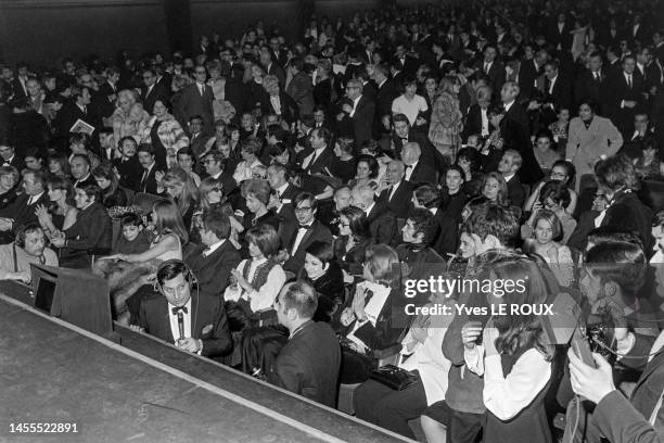 Zizi Jeanmaire et Salvatore Adamo parmi le public lors du concert de Barbara à l'Olympia de Paris le 4 février 1969