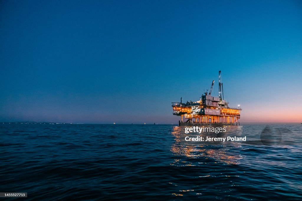 Image grand angle basse d’une plate-forme pétrolière offshore au crépuscule au large de la côte de Huntington Beach avec espace de copie