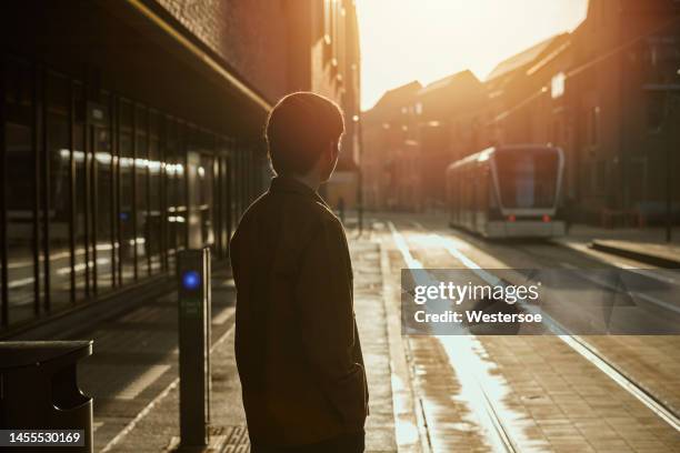 light rail car arriving - lightrail stockfoto's en -beelden