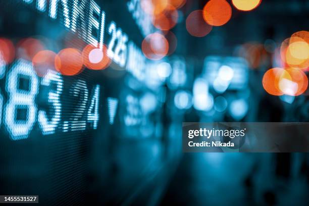 display stock market exchange and charts information - bank of new york mellon corp offices ahead of earning figures stockfoto's en -beelden