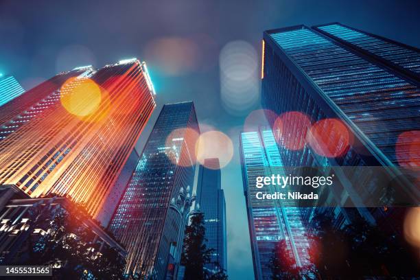 cityskyscraper with light bokeh - bank financieel gebouw stockfoto's en -beelden