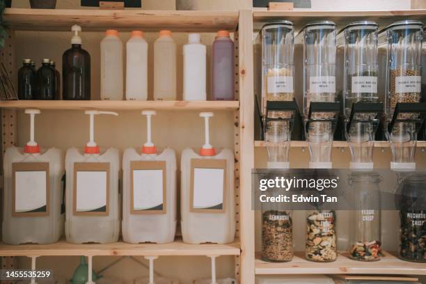 display al dettaglio negozio di alimentari sostenibile business plastic free zero waste - grande gruppo di oggetti foto e immagini stock