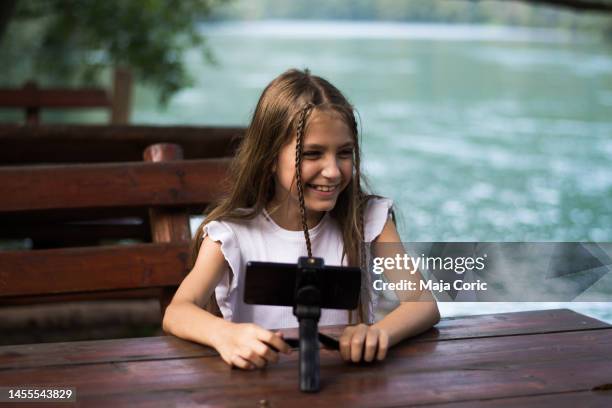 girl talking during vlogging - schoonheidsspecialist natuur stockfoto's en -beelden