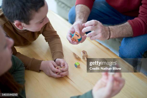 hanukkah family - dreidel stockfoto's en -beelden