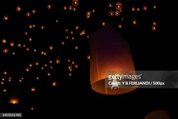 beautiful lanterns flying in the night sky,indonesia - yi peng stock-fotos und bilder