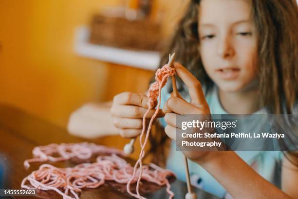 little girl knitting - konstmateriel bildbanksfoton och bilder