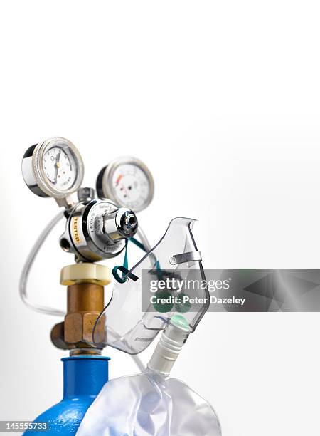 hospital gas and air tank - équipement d'assistance respiratoire photos et images de collection