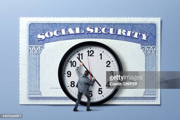 社会保障カードの前で時間を差し伸べる男 - 社会福祉 ストックフォトと画像