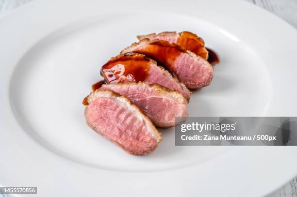 sliced fried duck breast with red wine sauce,romania - mode de cuisson des aliments photos et images de collection
