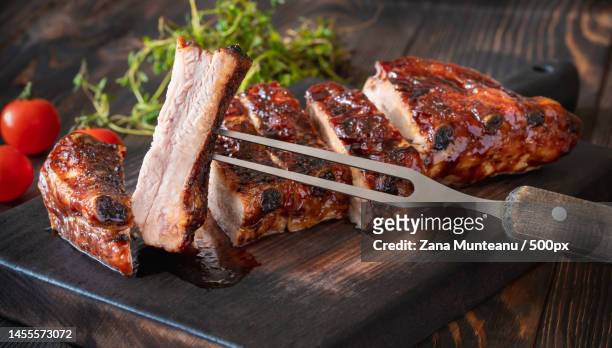 barbecue pork spare ribs flat lay,romania - spare rib stock-fotos und bilder