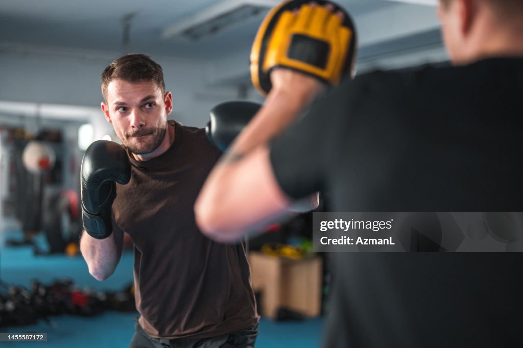 Kaukasischer Boxer arbeitet hart