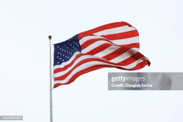 usa flag on a pole - us flagge stock-fotos und bilder