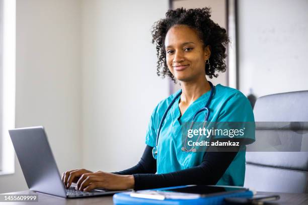 medical student on laptop in classroom - pleased face laptop stock pictures, royalty-free photos & images