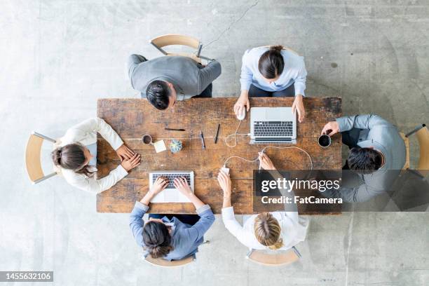 overhead small business meeting - vista de cima para baixo mesa imagens e fotografias de stock