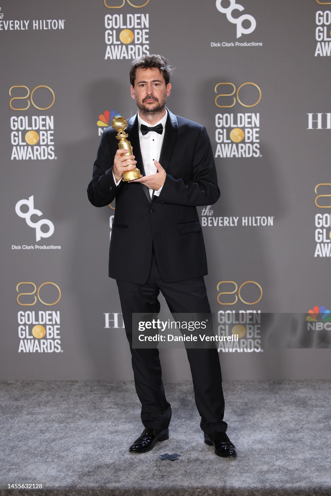 ¿Cuánto mide Santiago Mitre? - Altura - Real height Beverly-hills-california-argentina-actor-ricardo-darin-pose-with-the-award-for-best-picture