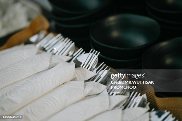 cutlery set wrapped in tissue paper. - paper napkin fotografías e imágenes de stock