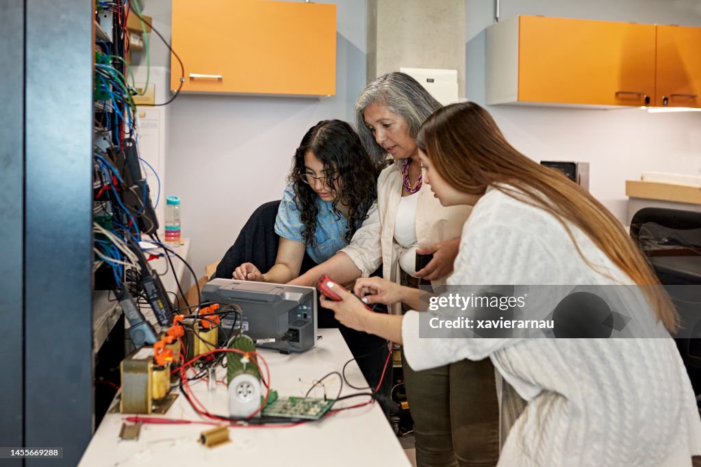 Engineering Instructor Lab Partners And Instructor In Electrical Engineering Class High-Res ...