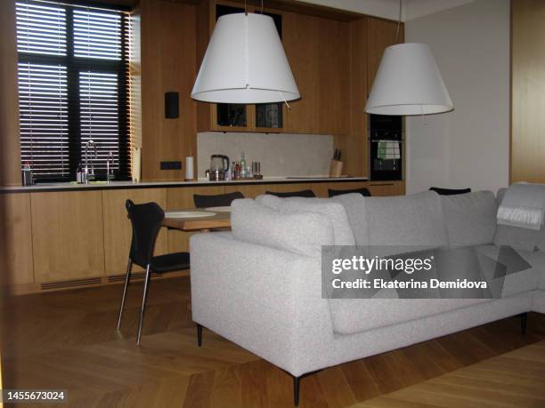 living room combined with kitchen and huge sofa - intérieur années 80 photos et images de collection