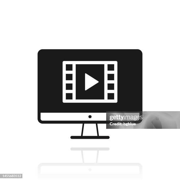 ilustraciones, imágenes clip art, dibujos animados e iconos de stock de ver video en computadora de escritorio. icono con reflejo sobre fondo blanco - apple tv