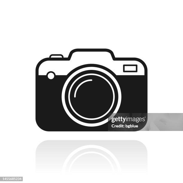 ilustraciones, imágenes clip art, dibujos animados e iconos de stock de cámara. icono con reflejo sobre fondo blanco - camara lente