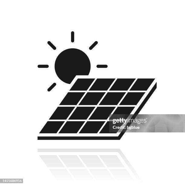 sonnenkollektor mit sonne. symbol mit reflexion auf weißem hintergrund - solaranlage stock-grafiken, -clipart, -cartoons und -symbole