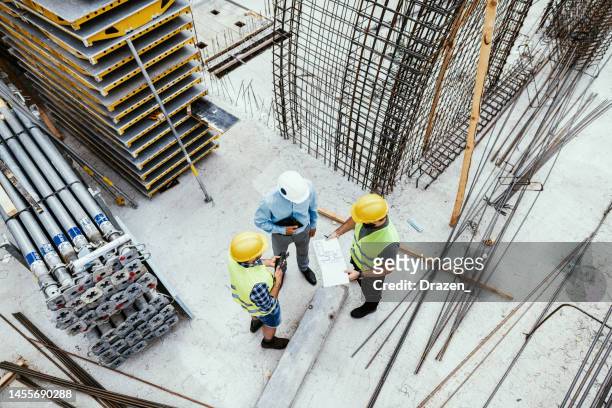 ingenieros irreconocibles en el sitio de construcción, vista de alto ángulo de los empleados en la industria de la construcción - construccion fotografías e imágenes de stock