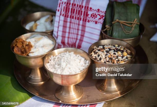 traditional food displayed for sell - bihu fotografías e imágenes de stock