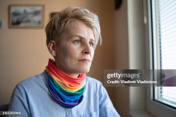 frau trägt gay-pride-halstuch - regenbogenfahne stock-fotos und bilder
