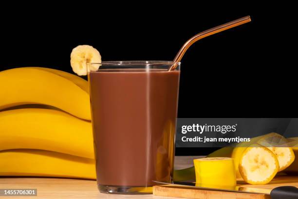 close up of a chocolate glass with delicious bananas - smoothie close up textfreiraum stock-fotos und bilder