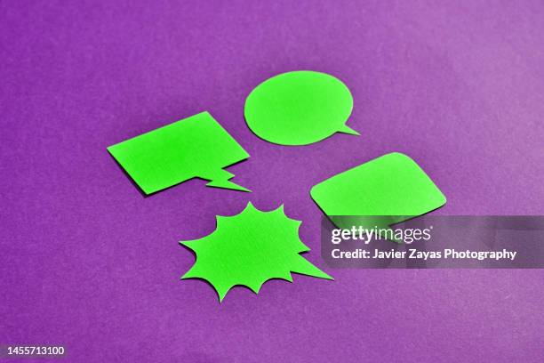 four green comic bubbles on purple background - hair styling photos et images de collection