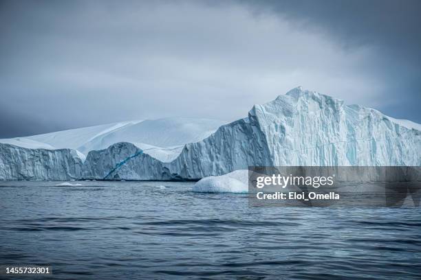 icebergs gigantes flotando en el mar ártico, groenlandia - clima polar fotografías e imágenes de stock