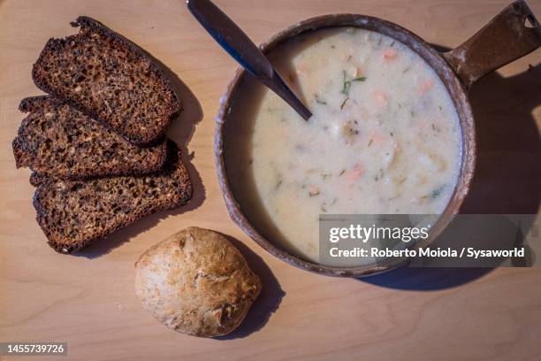 homemade salmon soup with rustic bread - finnish culture stock-fotos und bilder