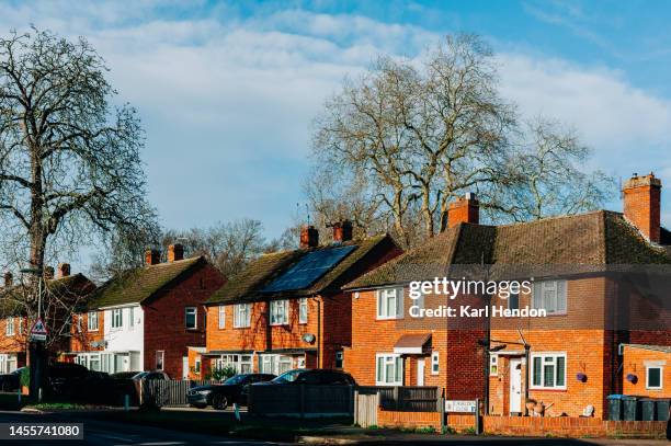a row of houses on a sunny day - surrey photos et images de collection