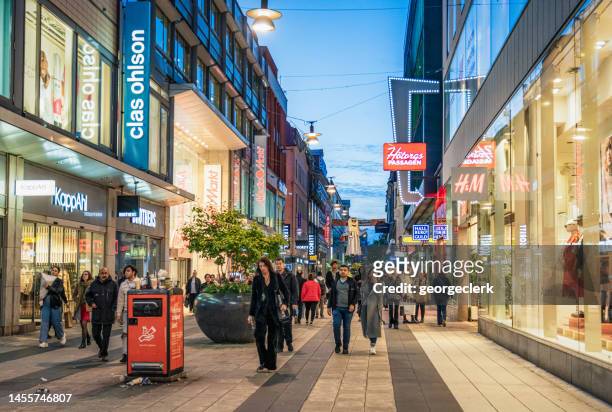 スウェーデン、ストックホルムでの夜のショッピング - brand name ストックフォトと画像
