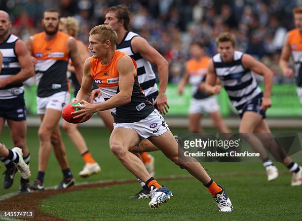 Adam Treloar of the Giants runs with the ball during the round 10 AFL match between the Geelong Cats and the Greater Western Sydney Giants at Simonds...