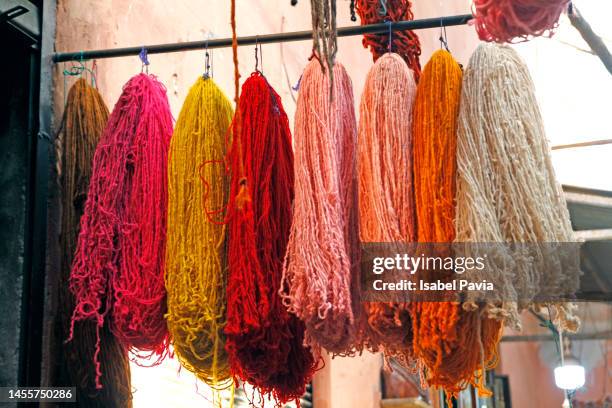 dyed wool hanging in souk, medina, marrakech, morocco - isabel medina photos et images de collection