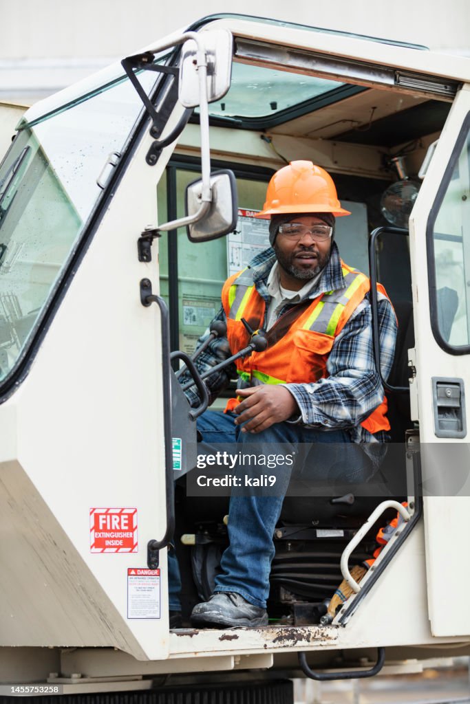 Afroamerikanischer Mann, der Kran bedient