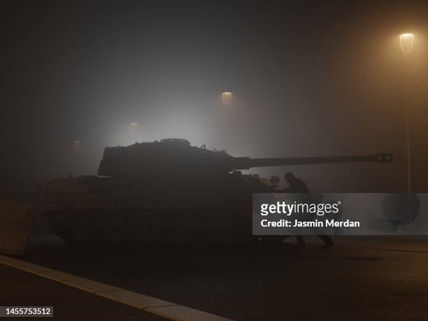 man fighting against tank in night on city street - despite liberation of mosul devastation of war continues stockfoto's en -beelden
