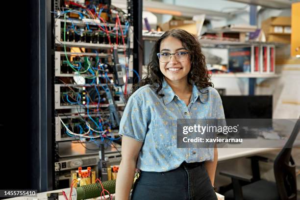 ritratto della studentessa stem dei primi anni '20 - women in stem foto e immagini stock