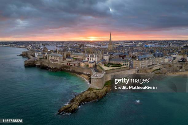 bretagne from the sky - saint-malo - haut lieu touristique national photos et images de collection