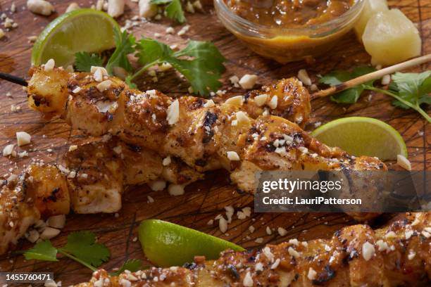 espetos de frango de abacaxi para churrasco em um molho de amendoim - frango satay - fotografias e filmes do acervo