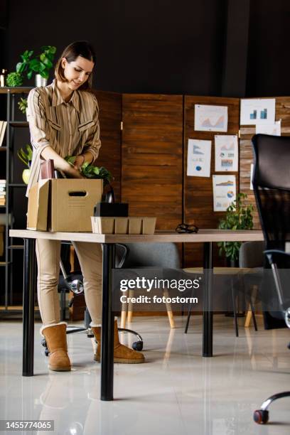 geschäftsfrau packt ihren schreibtisch, nachdem sie ihren job verlassen hat - quitting a job stock-fotos und bilder