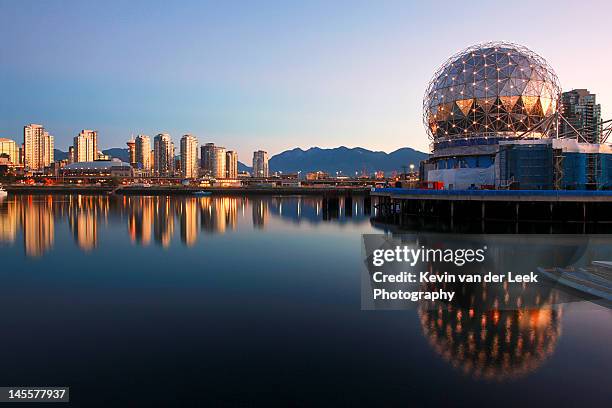 early morning vancouver - canada landmarks photos et images de collection