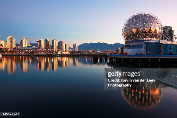 early morning vancouver - カナダ バンク�ーバー ストックフォトと画像