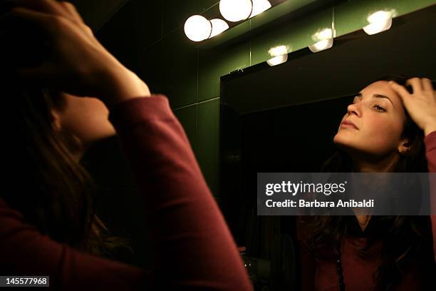 girl looking at mirror - lady barbara stockfoto's en -beelden