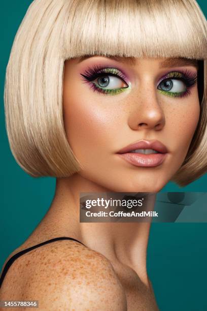 belle femme aux cheveux bouclés - maquillage professionnel photos et images de collection