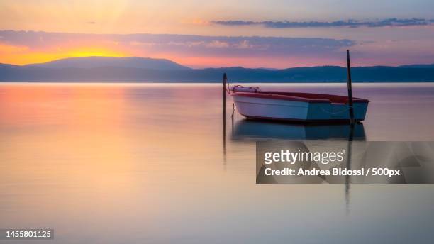 scenic view of sea against sky during sunset,lago trasimeno,province of perugia,italy - lac trasimeno photos et images de collection