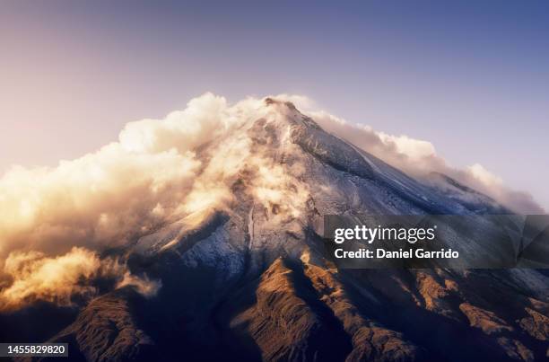 close-up of taranaki volcano during sunrise, portrait of snow-covered taranaki volcano, taranaki peak at sunrise - dormant volcano stock-fotos und bilder