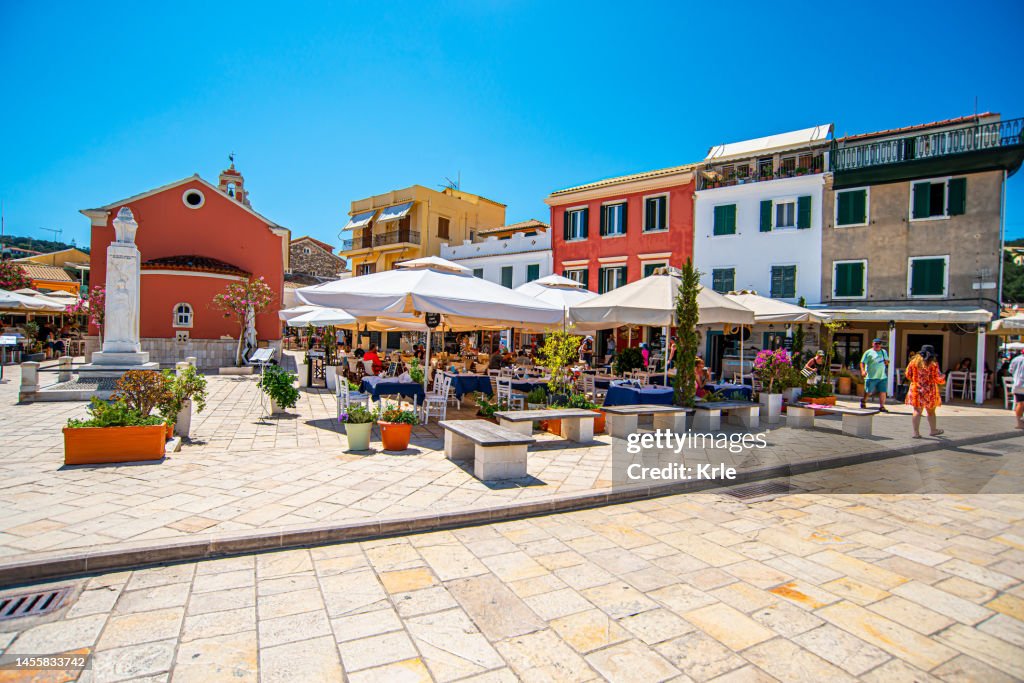 13 Juin 2022, L’île de Paxos, Grèce, Gaios belle ville confortable, bâtiments, rues, portes, architecture, extérieurs, fleurs, balcons en été