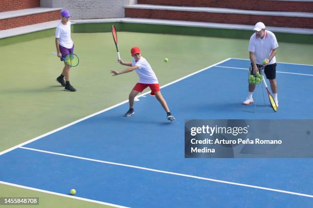 entrenador y tenistas en entrenamiento - racket sport fotografías e imágenes de stock